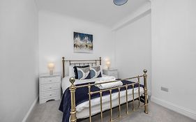 Spacious 2 Bed & 1 Bath - Close To Beach & City Centre